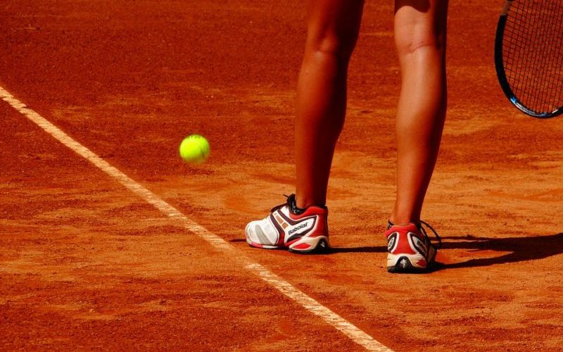 Dolore al ginocchio dopo la partita di tennis: possibili cause e prevenzione