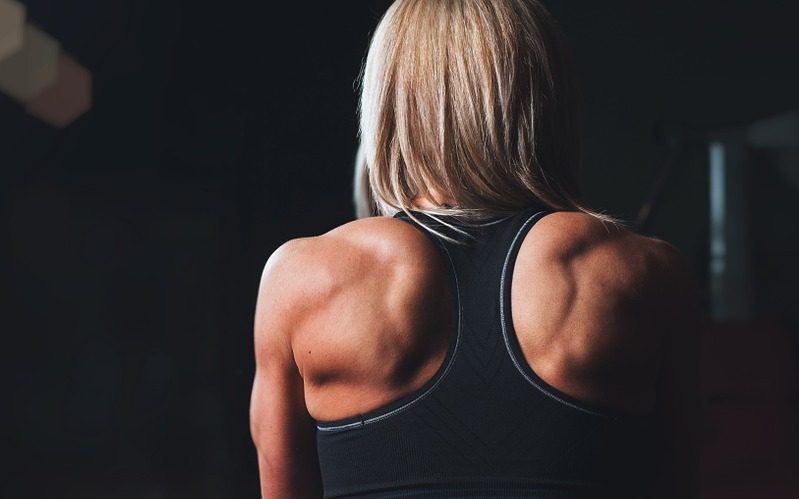 Allenare la schiena: 5 esercizi per rinforzare i muscoli del dorso in casa