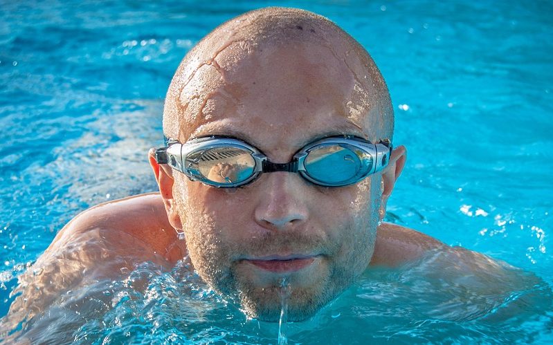 Traumi sportivi: gli infortuni più frequenti nel nuoto