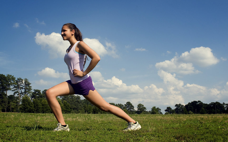 4 esercizi di stretching dinamico: allungamenti in movimento